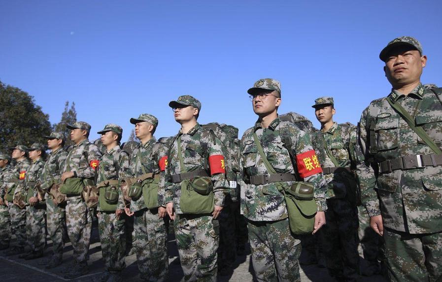 如果台湾真的统一了，大陆派多少部队过去比较好？拿香港作个参考，香港人口是七百五十