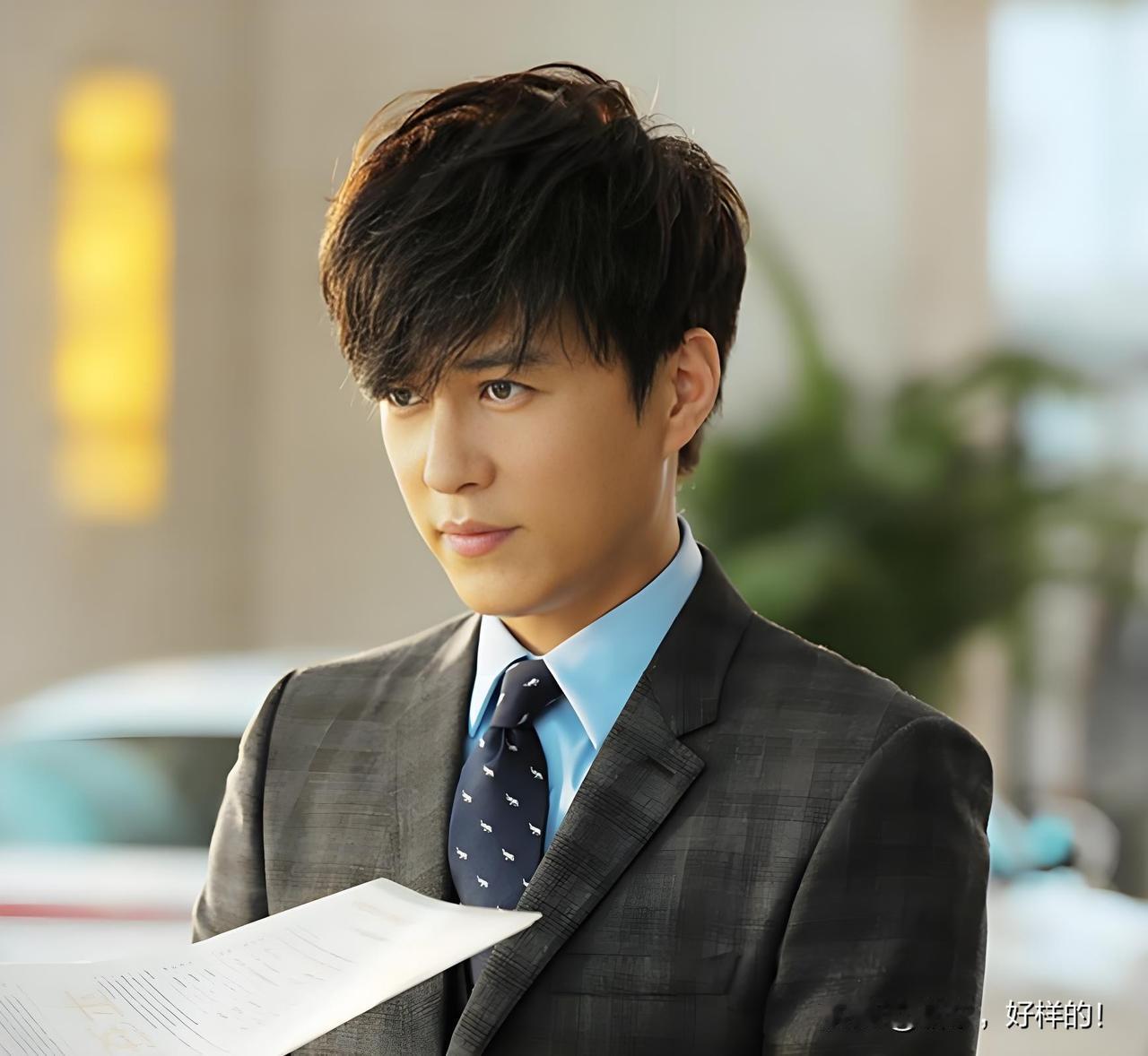 明星养娃，大多砸钱、报班、拼资源。
靳东偏不。
他教育孩子，只抓一点，死磕到底。