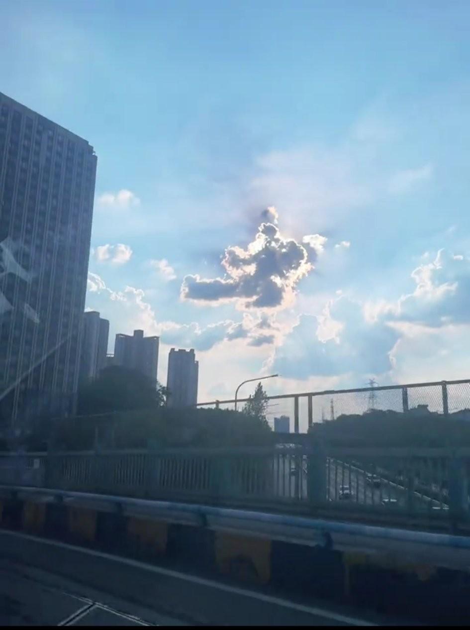 随手拍到的一片超有趣的白云，你第一眼看到的这片白云是什么形象？