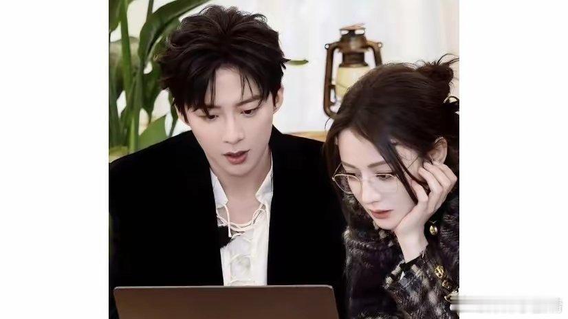 迪丽热巴定制吉他花篮送刘宇宁 内娱友情获赞迪丽热巴为刘宇宁2025北京演唱会送上