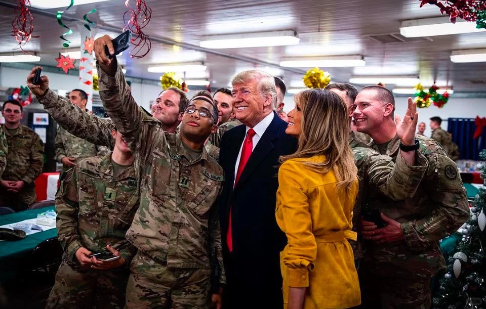 特朗普总统和第一夫人梅拉尼娅前往军营探望美军，令所有人感到惊讶。