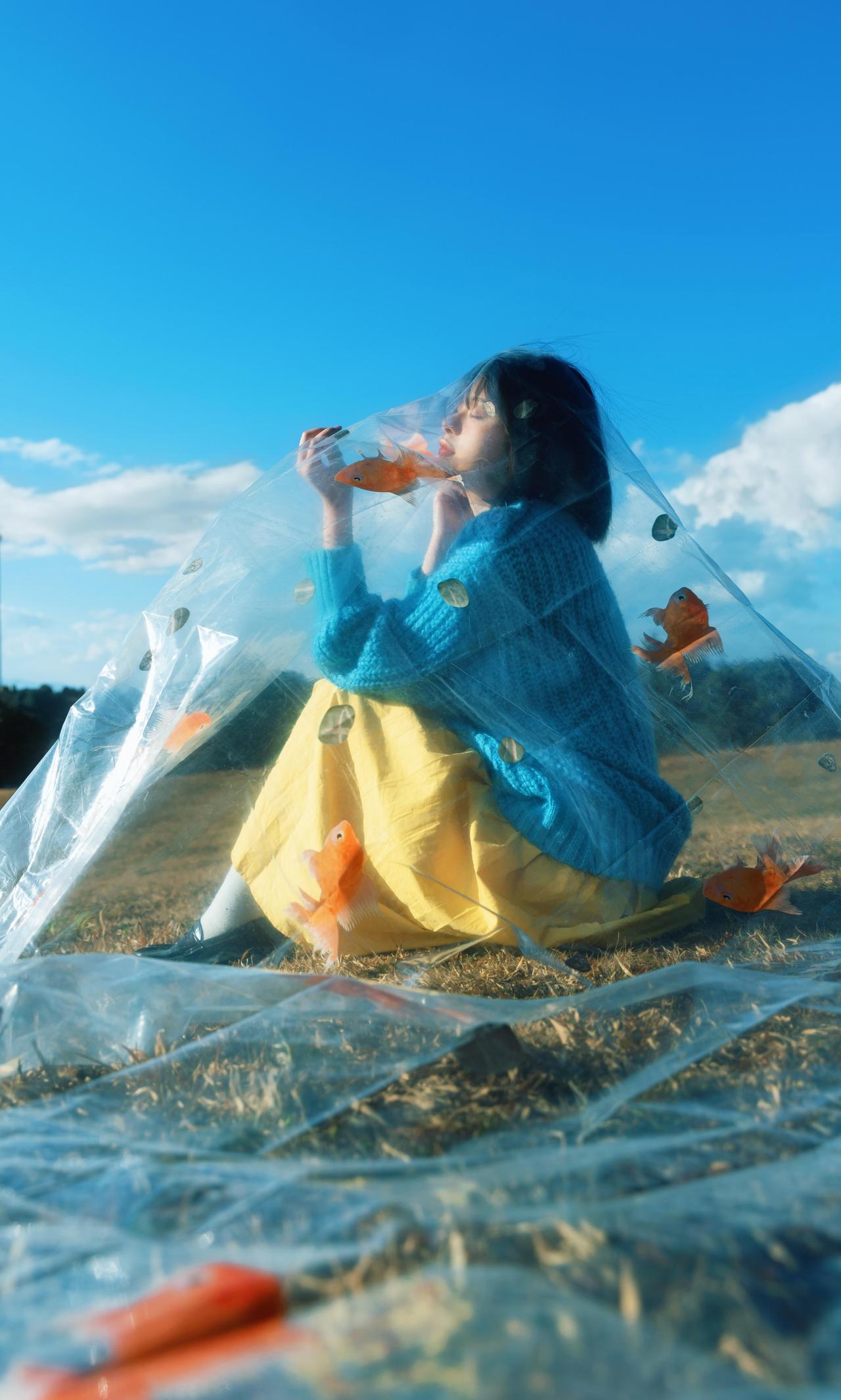 作品在色彩运用上有着非常好的控制，主色调是天空的蓝与毛衣的蓝，形成了统一而深邃的