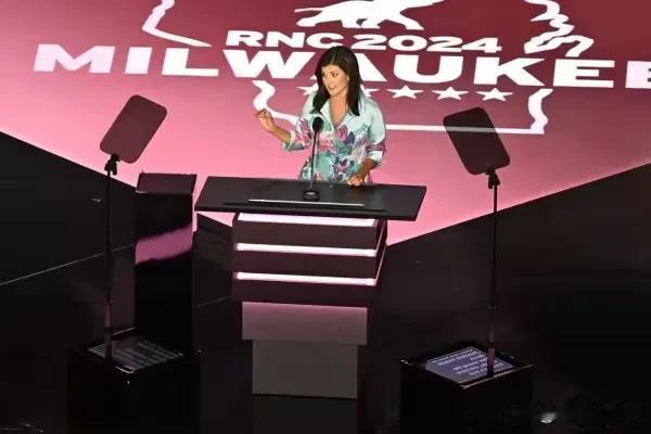 黑利公开宣布支持特汤普，呼吁投票特朗普！

黑利在共和党党员大会上公开支持特朗普