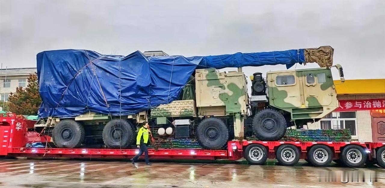 这玩意是吊车还是巨炮啊？

看着体型有点离谱了，这是真大啊…

仔细一看感觉像是