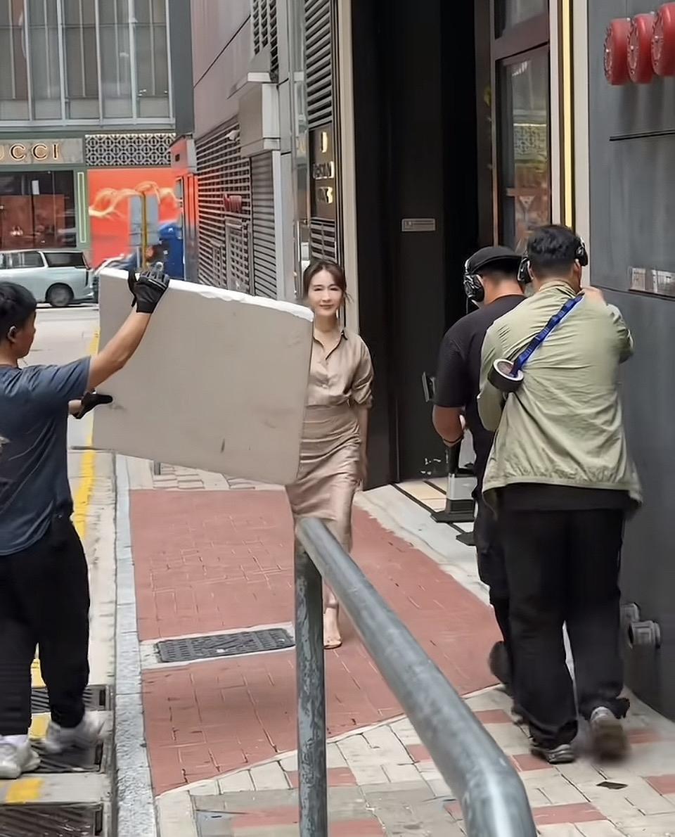 都市生活，忙碌的街角，时尚与工作的碰撞。