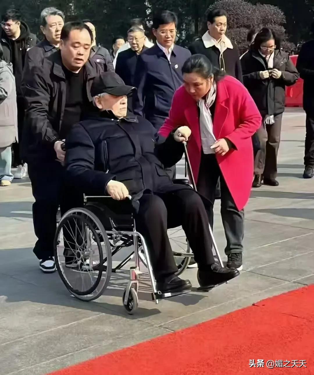 12月25日，83岁的李实回到老家祭祀毛主席了！许久没有露面的他，站在伯伯的铜像