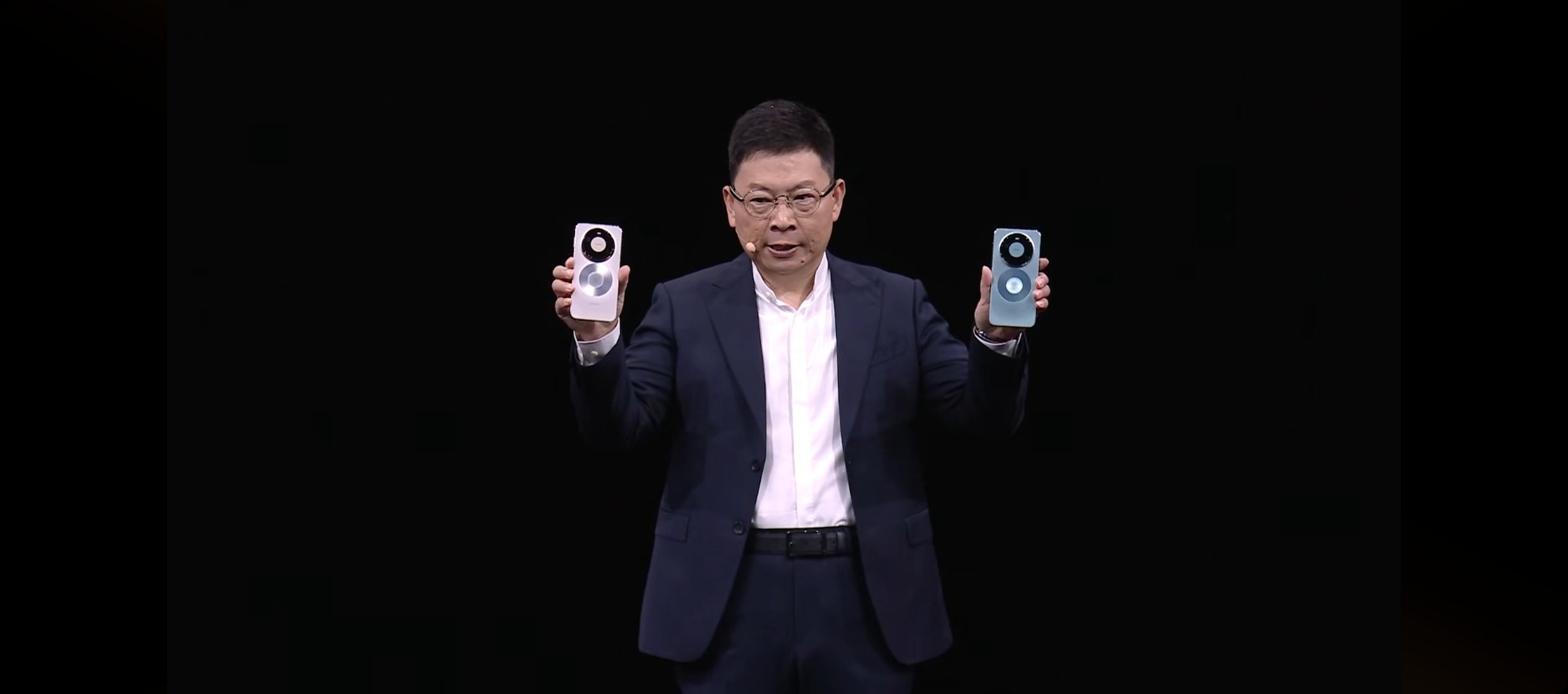 华为Mate80真机来了，双环设计，全金属机身。那个环是为了无线充电，后盖还有光