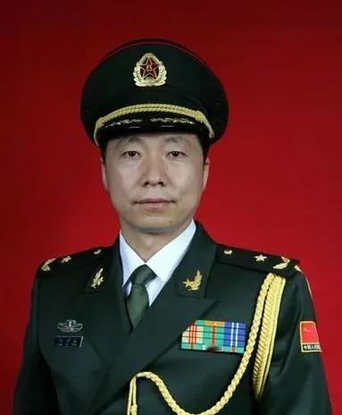 在我国少将能管多少人？当上少将究竟有多难？少将管辖的军人在五万人左右。以杨利伟为