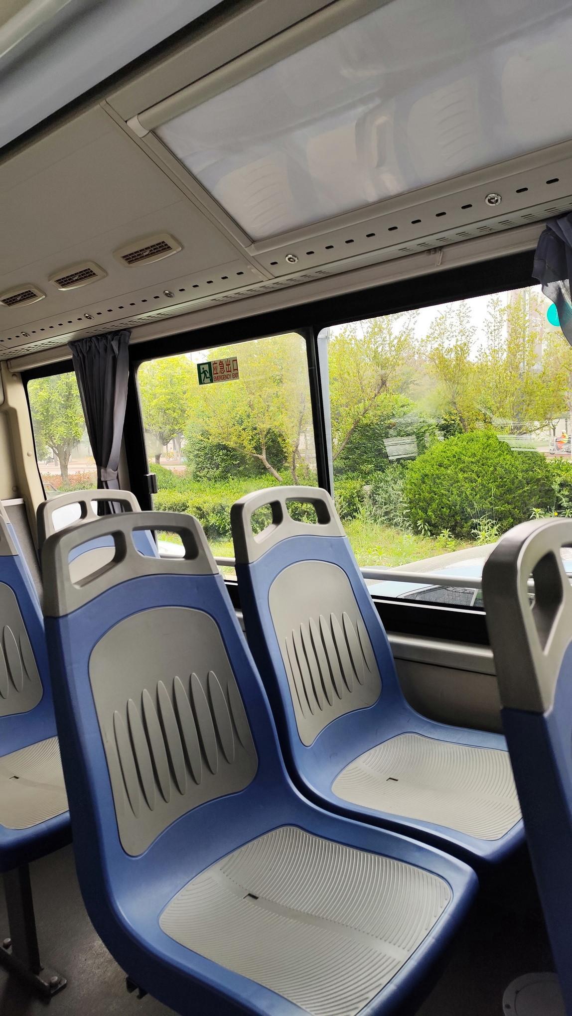 📍坐标西安·王寺十字。前几天在这儿等901路去三桥地铁站。等了十来分钟，车来了