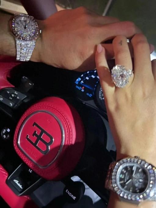 一张照片里藏了1.4亿人民币，论炫富，还得服乔治娜，这次C罗还配合她一起晒了。