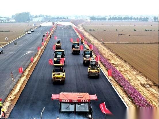 我跟你讲个扎心的事儿，高速公路上铺的黑乎乎的沥青，成本是旁边灰扑扑的水泥的十倍。