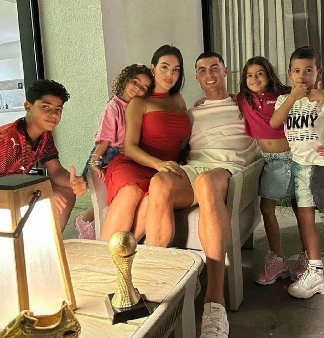 C罗婚礼证婚人曝光C罗婚礼证婚人无自家亲属C罗与乔治娜的民事登记文件对外曝光，4