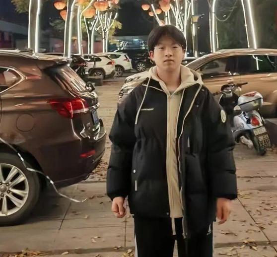 《13岁少年夜遇车祸，现场冷静上演教科书式救援，救回一命！》途经此地的武汉盘龙城