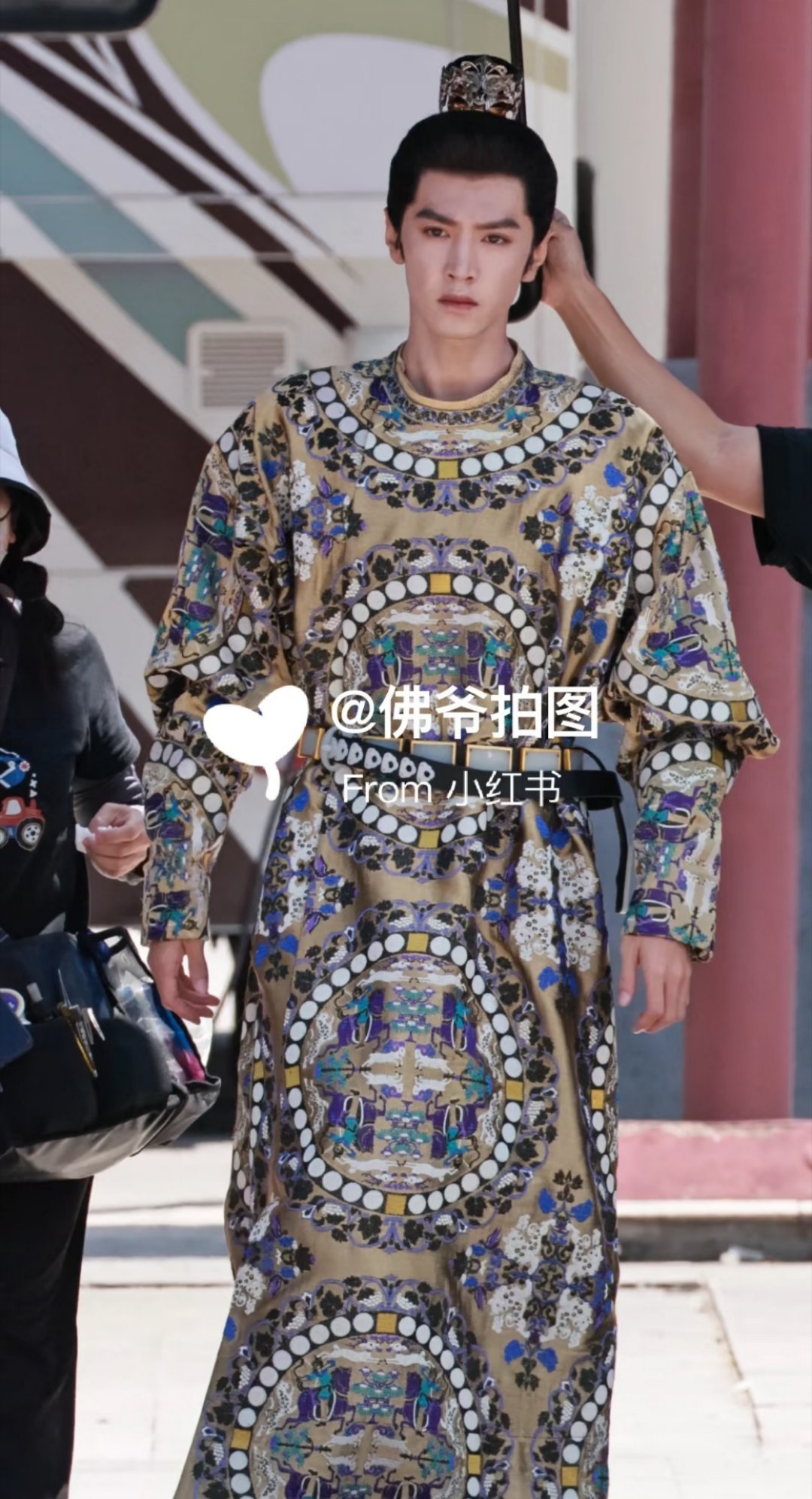 这衣服够花里胡哨的 ​​​