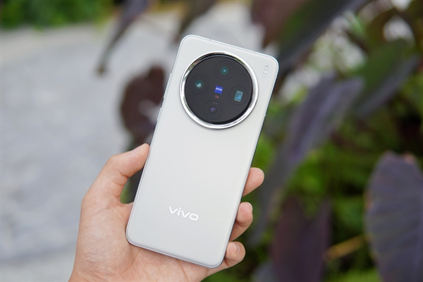 重磅消息！vivo X300 Pro首发全新2亿像素潜望长焦、首发搭载联发科天玑