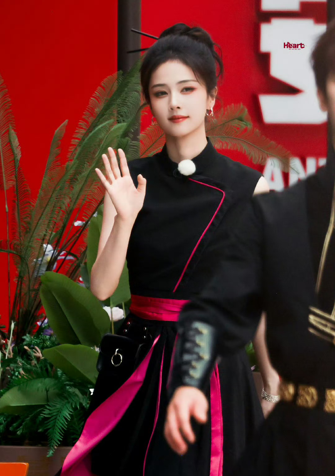 白鹿第二套造型来了，完全是侠女，太漂亮了吧！ 
