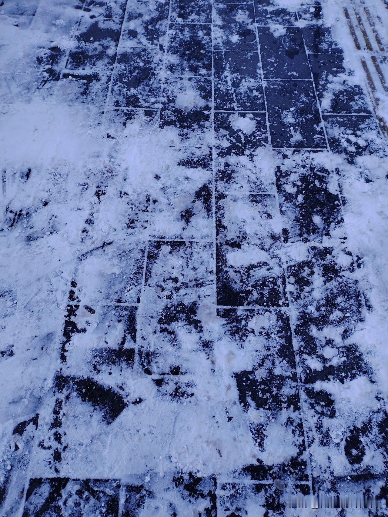 乌鲁木齐暴雪后天气放晴，中午出门格外的晃眼睛，踩着还未清理完的雪脚底下传达回来一