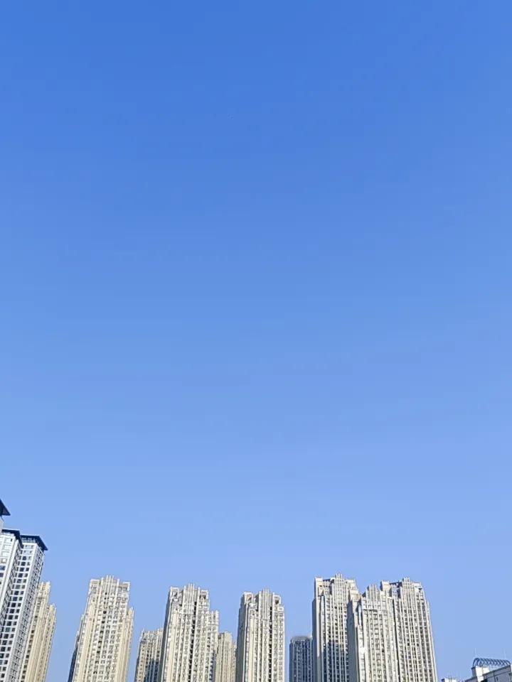 “昆明天天不一样，蓝天是标配”，这话一点不假。清晨推开窗，澄澈的“昆明蓝”就映入