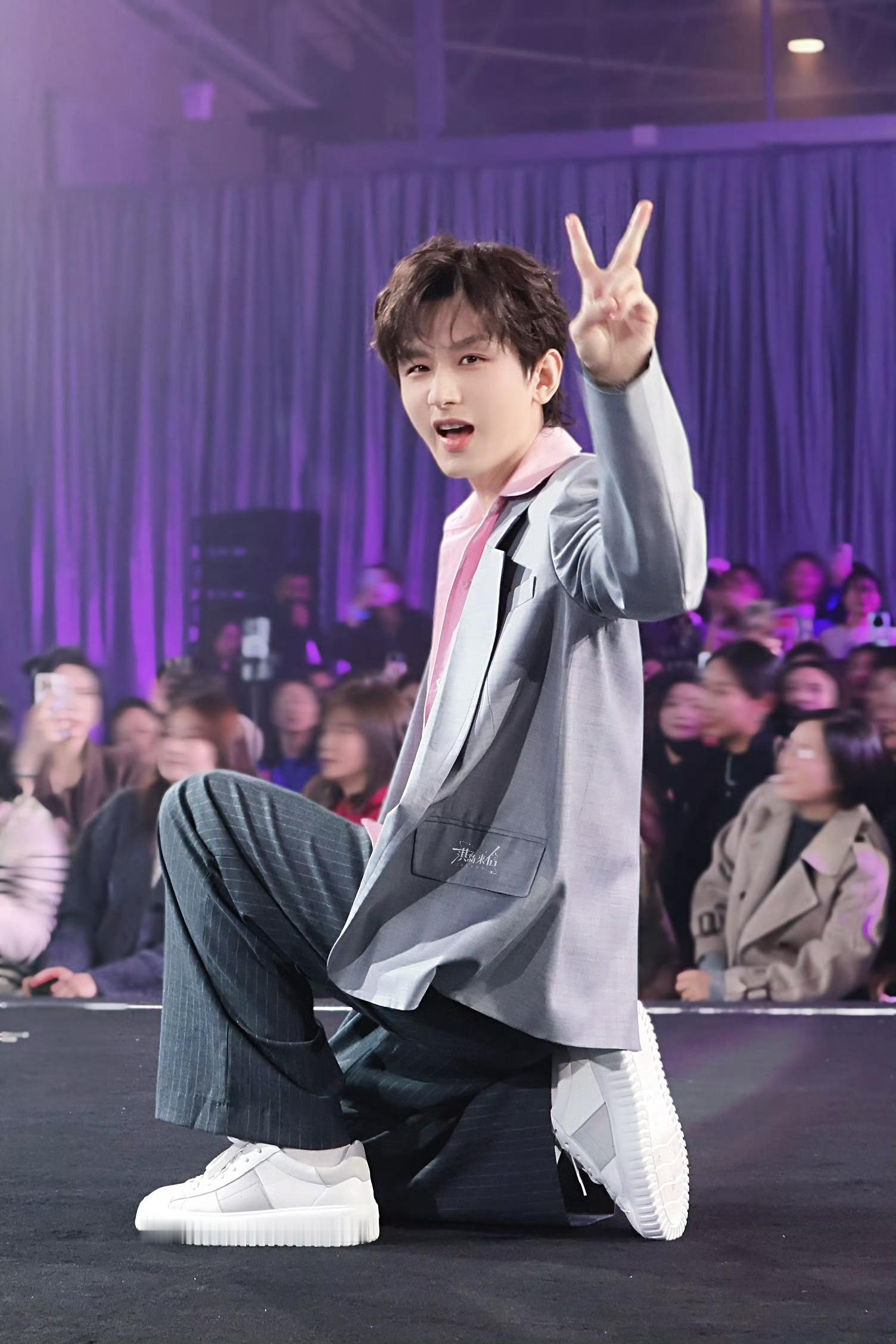 比个耶，开启快乐吸淇的一天 