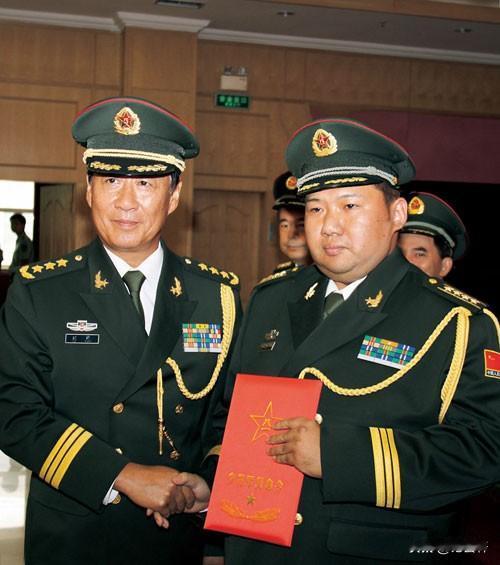 2010年，备受瞩目的毛主席的嫡孙——毛新宇，正式晋升为少将。毛新宇作为全军第一