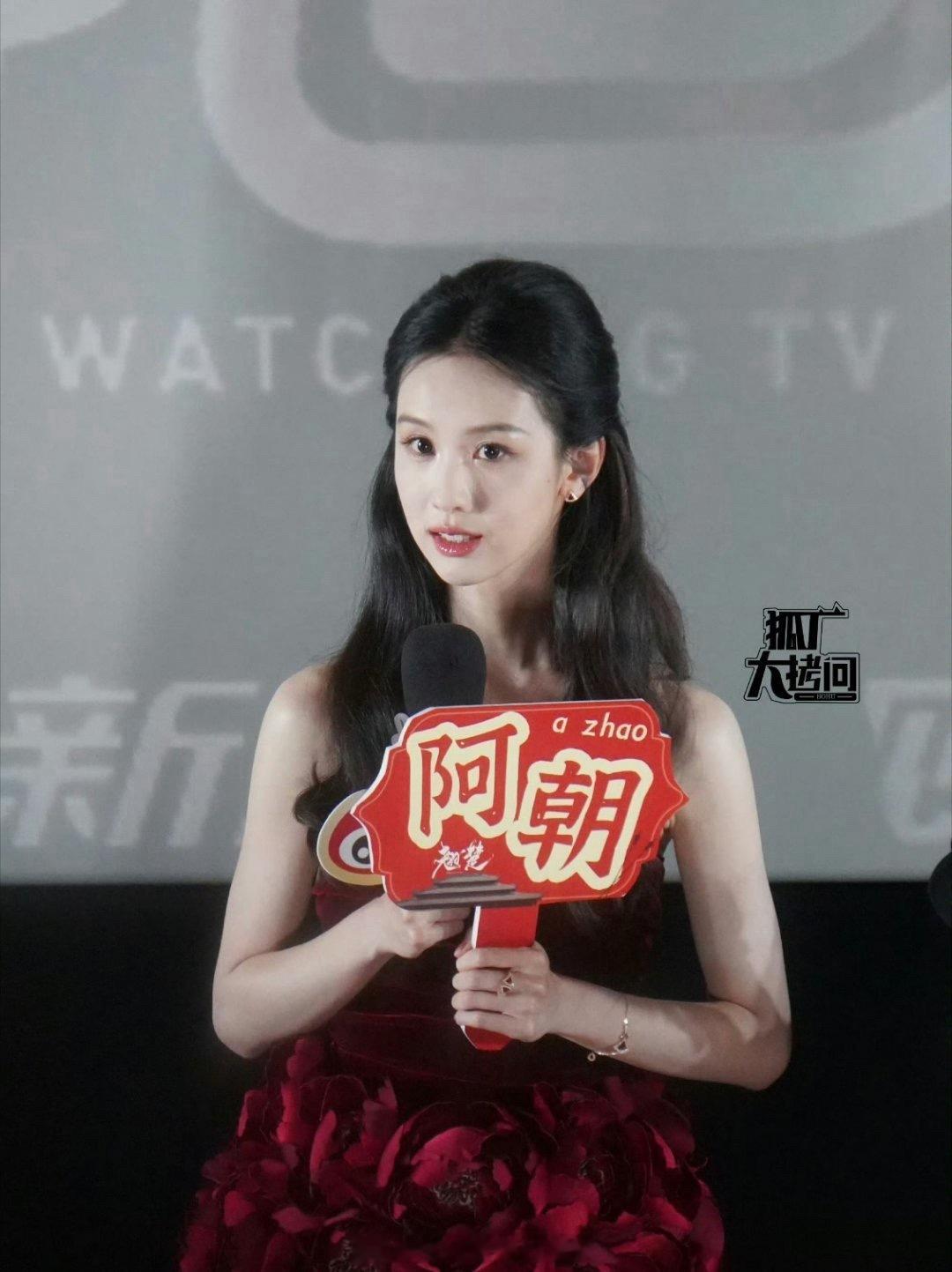 《翘楚》今日追剧团陈都灵、周翊然媒体生图，这对看着有CP感吗？ 