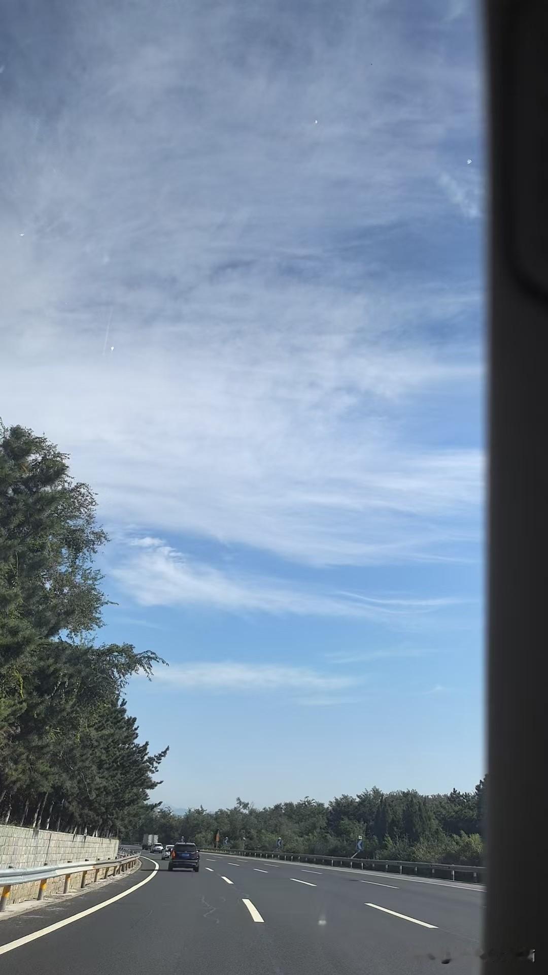 下了几天雨，今天终于晴天了，太阳高照，晴空万里。朵朵云团嬉笑颜开，不停的变换着优