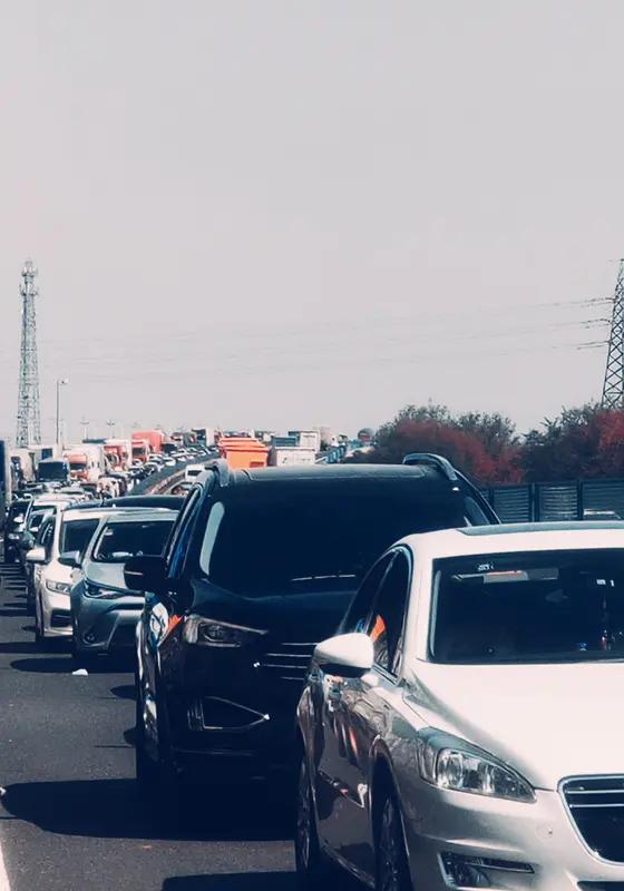 春节返工高速大堵车，成都女子搭顺风车到广州花2天1夜耗时42小时，坐到腿部肿胀病