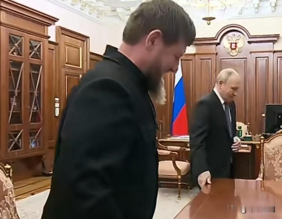 卡德罗夫进克宫向普京汇报工作。
近两年传闻小卡因病不能视事，看来恢复得不错。
小