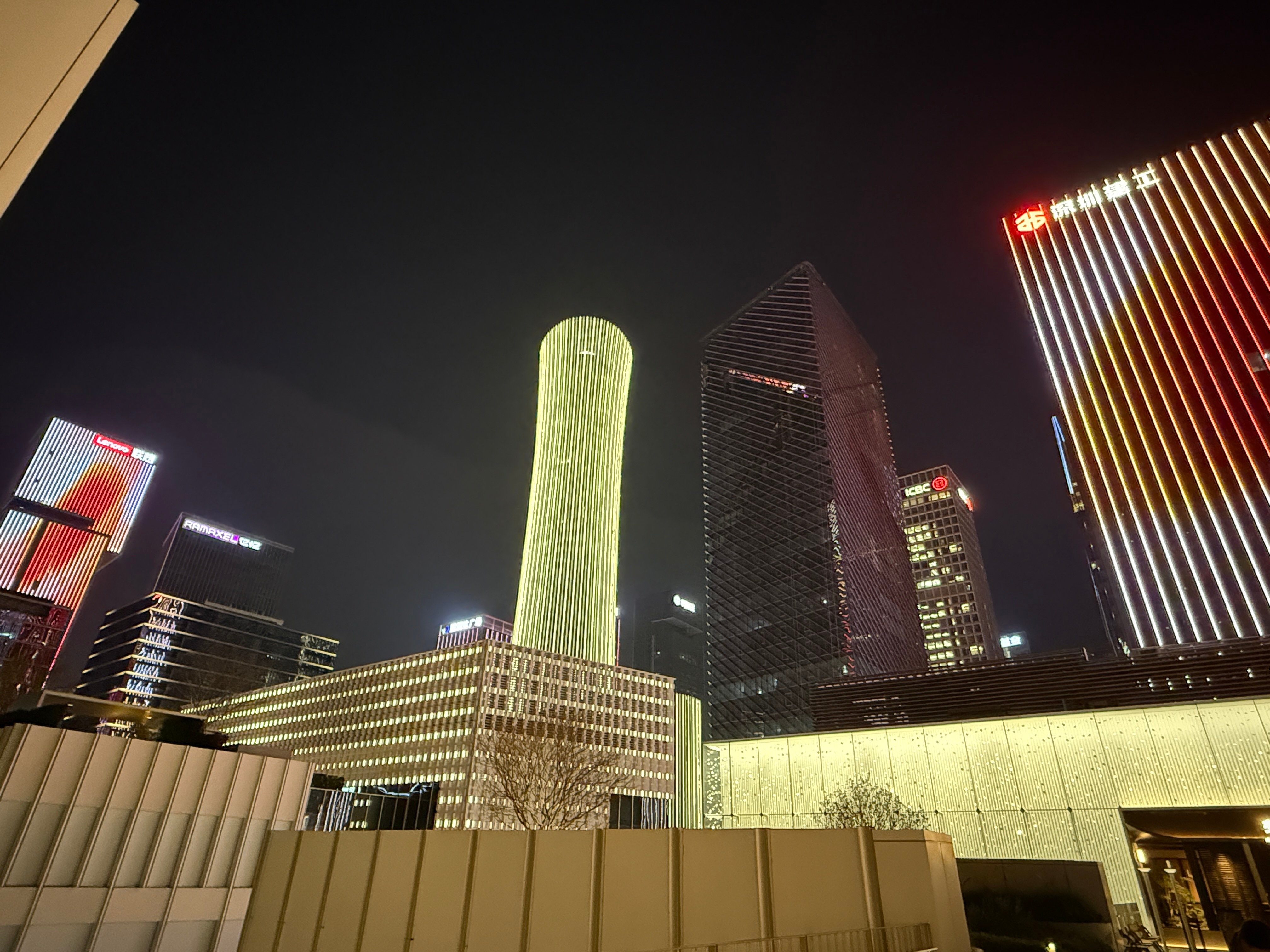 希望这一个大笔筒坚持住，不要被周围那些的五颜六色乱七八糟闪瞎眼的灯光给同化了 