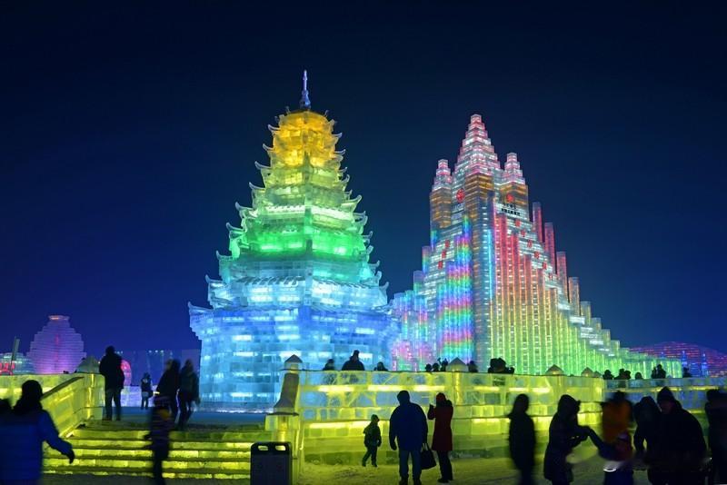 天南地北大拜年天南地北的冬日里，总有一盏灯为归人亮着。从漠河的冰雕长廊到三亚的椰