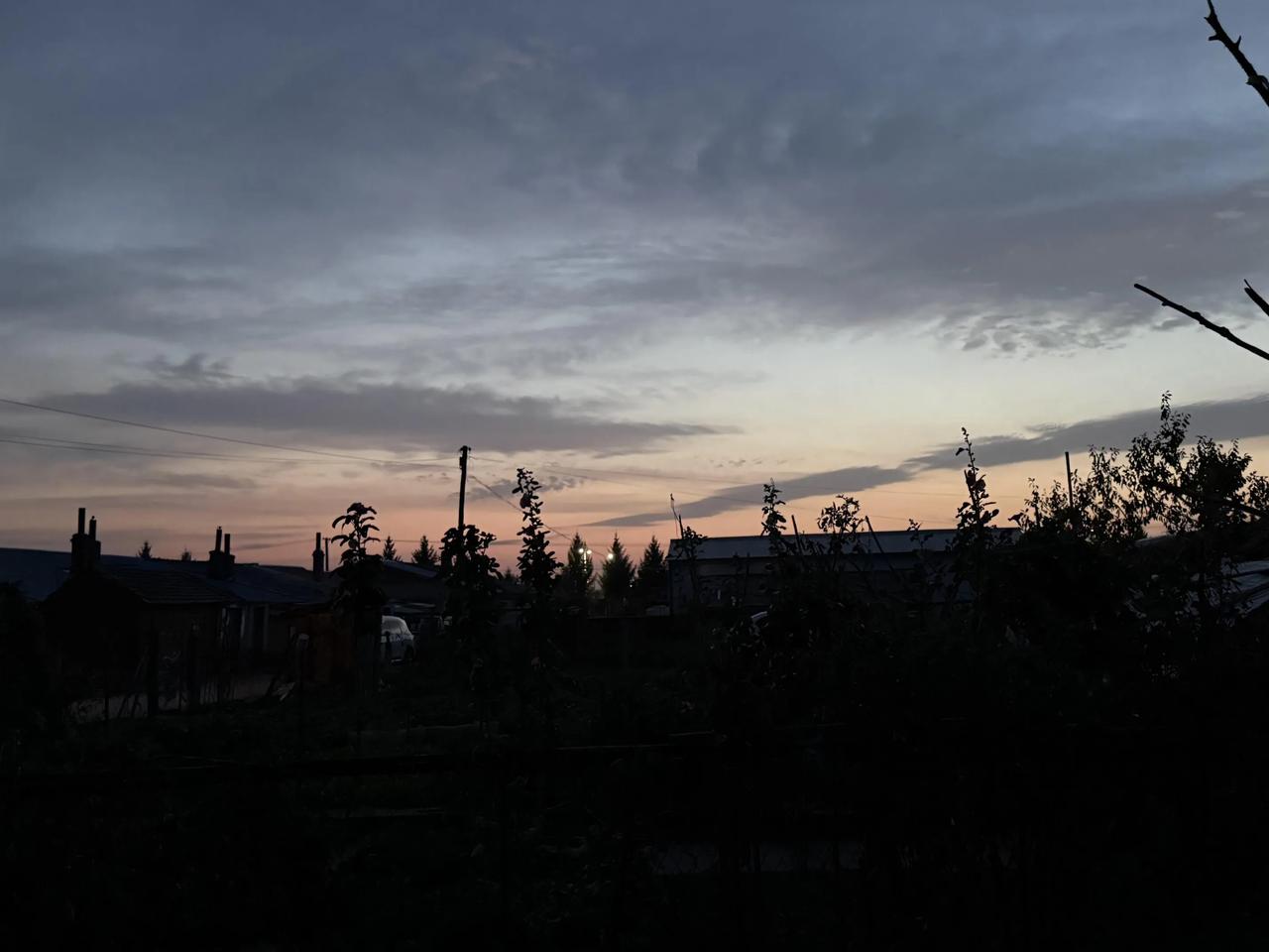 分手是女的搬家结婚也是女的搬家
离婚还是女的搬家
终其一生都在搬家
女孩子是没有