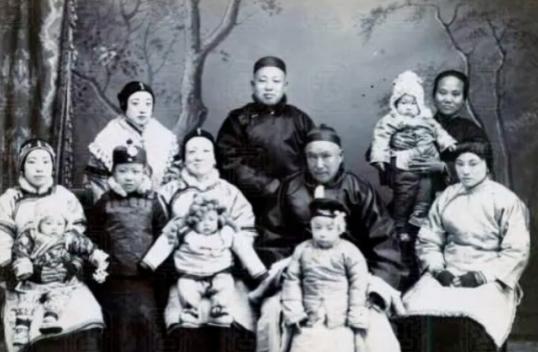 1974年，90岁的杨森娶了17岁的张灵凤，新婚之夜，张灵凤大哭道：“你一生娶了