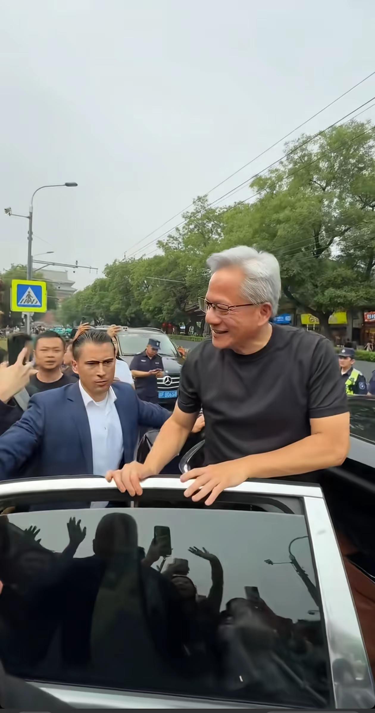 他是不是已经到了无我的境界。像他这个段位的人。有几个在大街上随便吃点的。
不都得