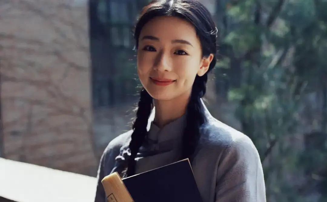 王和这姑娘一露脸我就懂了，干净得像刚洗过的白衬衫。
抗战剧里她往废墟里一站，尘土