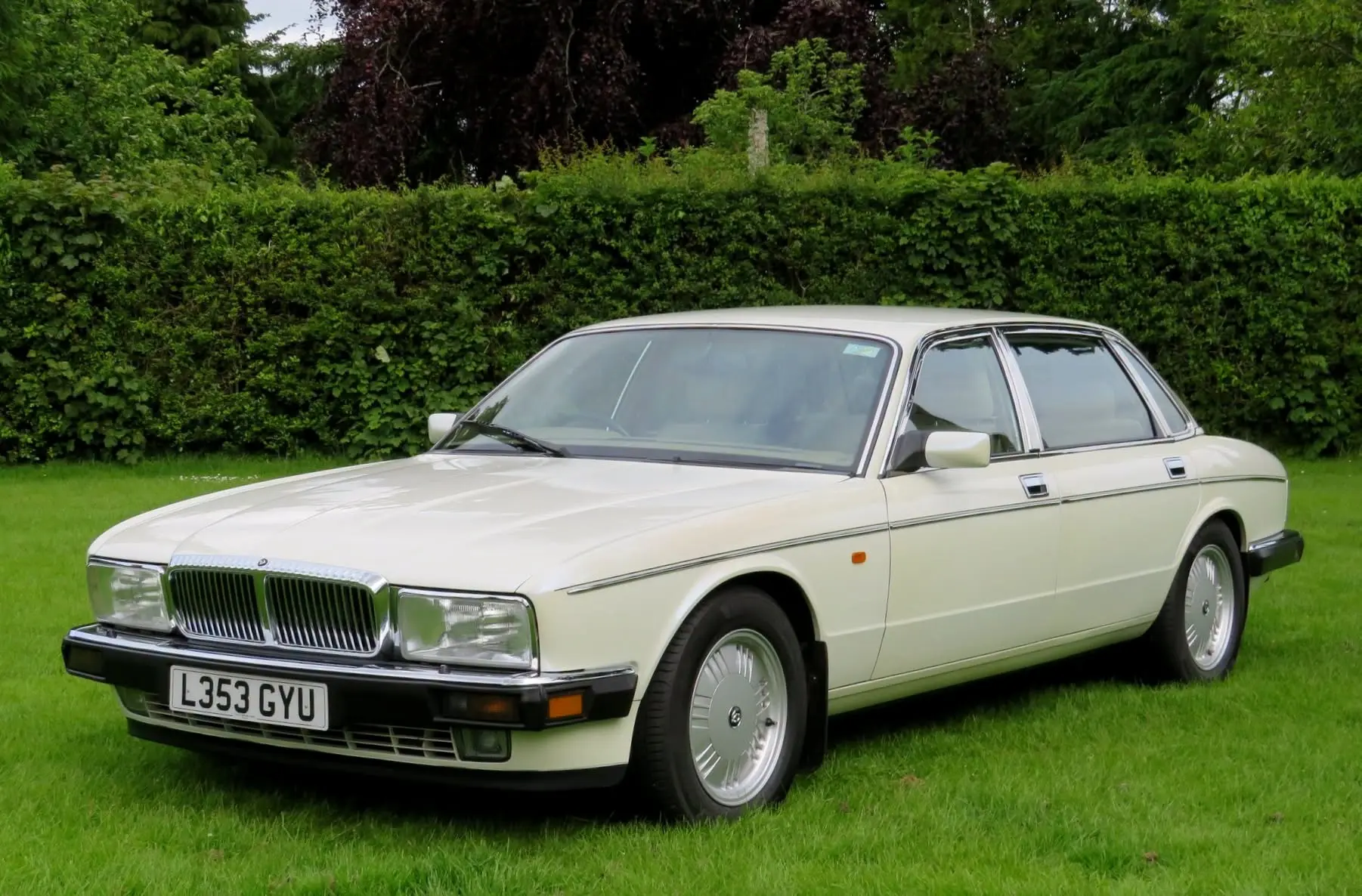 白色戴姆勒牌英伦豪车。Daimler Majestic