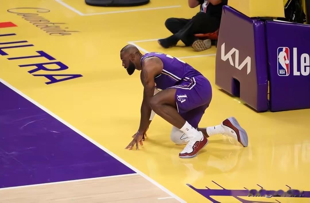 1297场纪录终结，詹姆斯梦断猛龙！
1297场得分上双，詹姆斯纪录终止！别说上