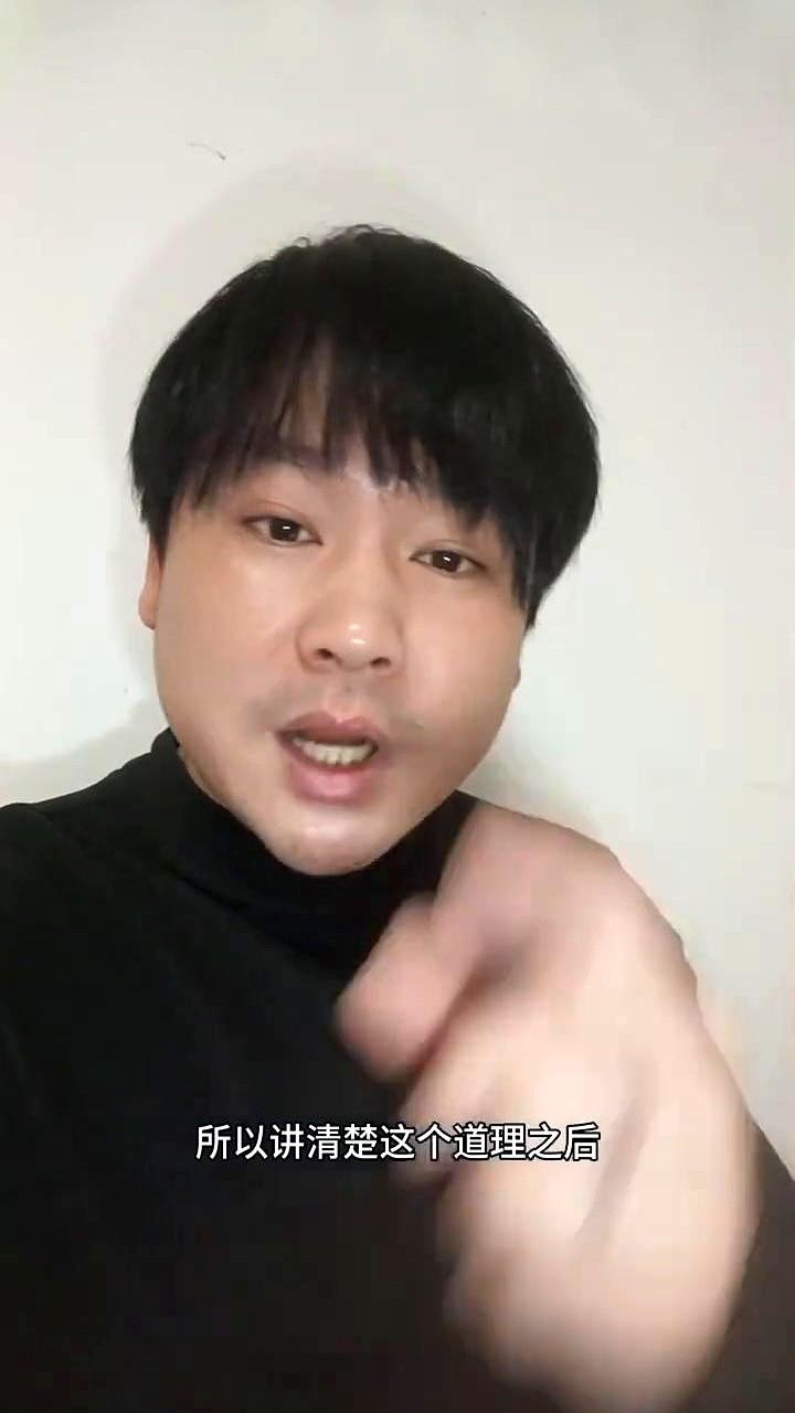 凌晨一点的烧烤摊还冒着烟，一个小伙子掏出仅剩的一百多块点了个砂锅就散场，他三个月