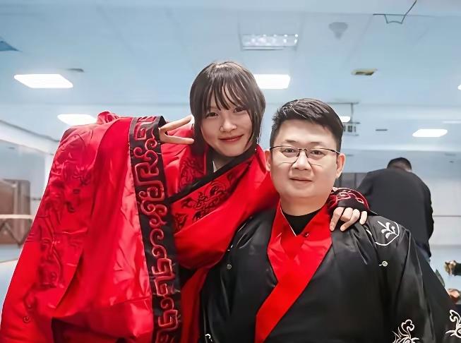 说起这事来真叫一个缘分天注定！
​当年那场大地震里，22岁的济南军区战士梁智斌，