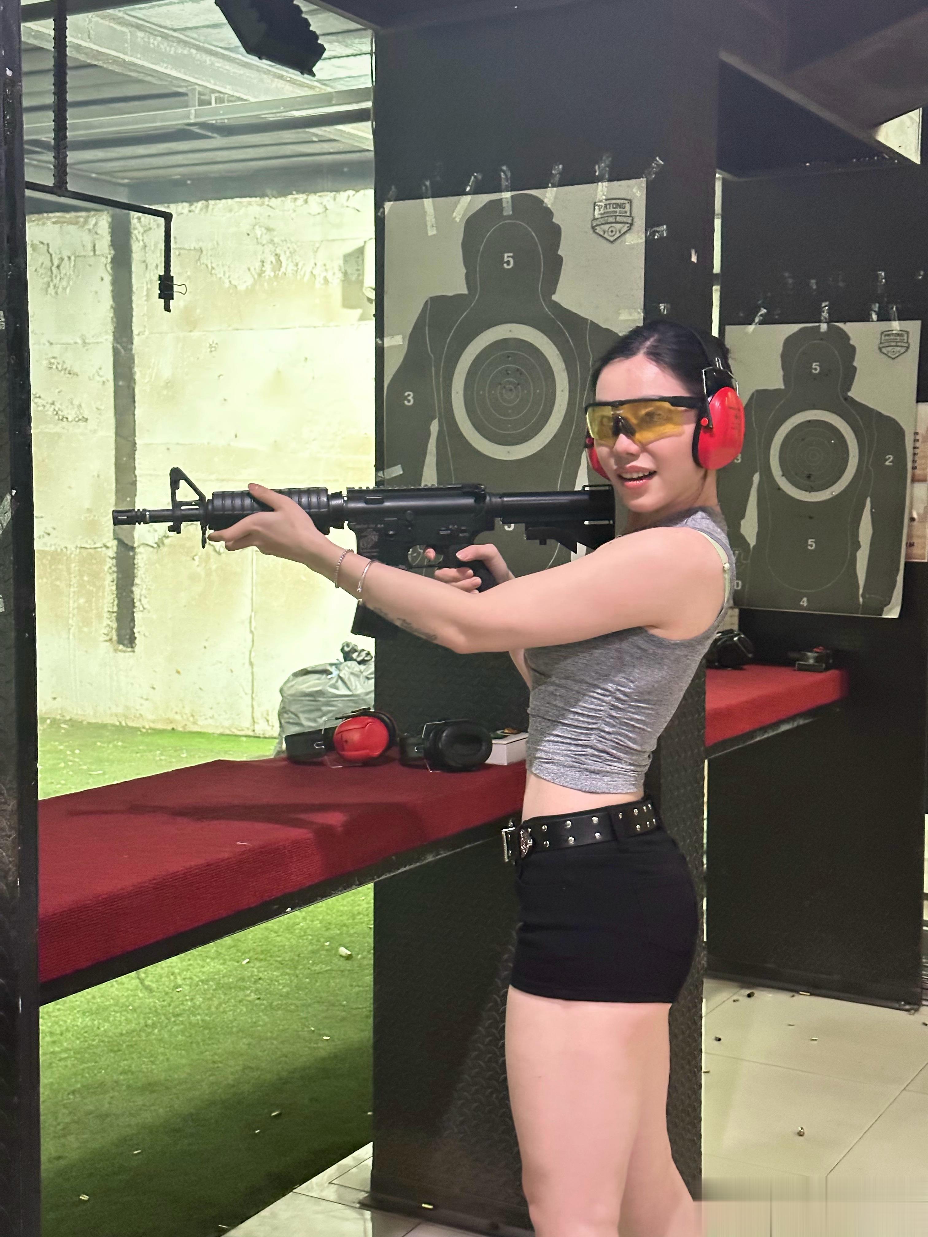 白天特工，晚上人妻第一次实战射击，后座力挺大的把整个人都顶回去了。连发的感觉真的