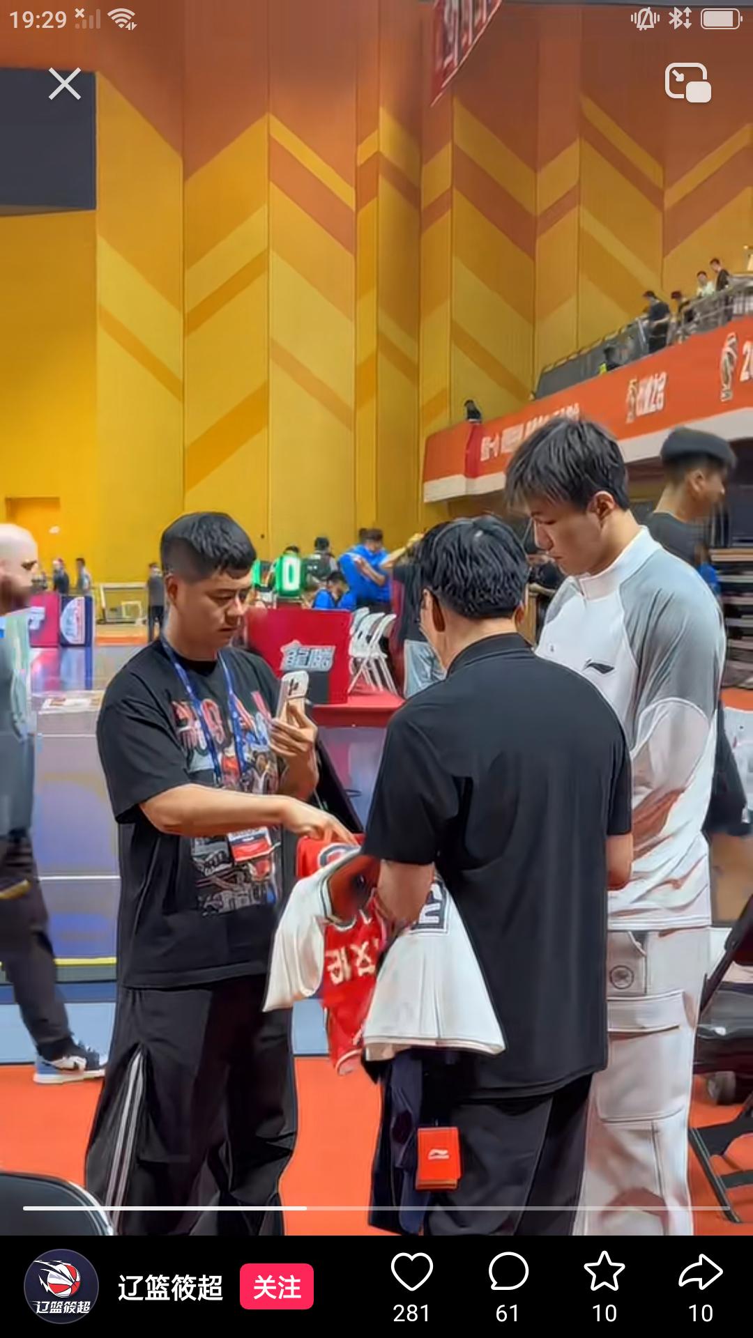 4月20日晚CBA 球星郭艾伦来到广州龙狮队主场为队友加油，并为球迷热情签名。这