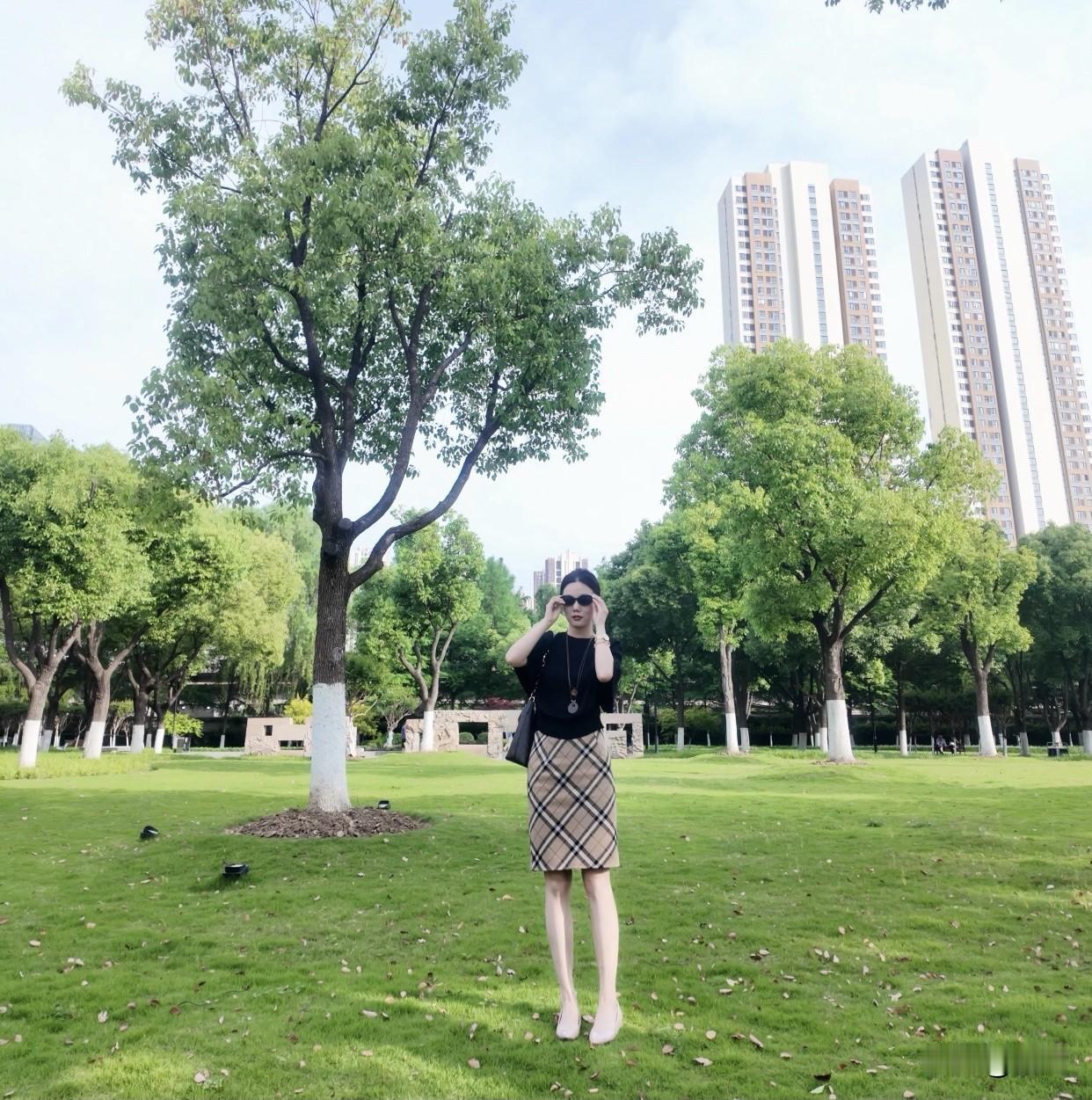 晒一晒随拍都市绿洲漫步，时尚穿搭指南🌿👗👠