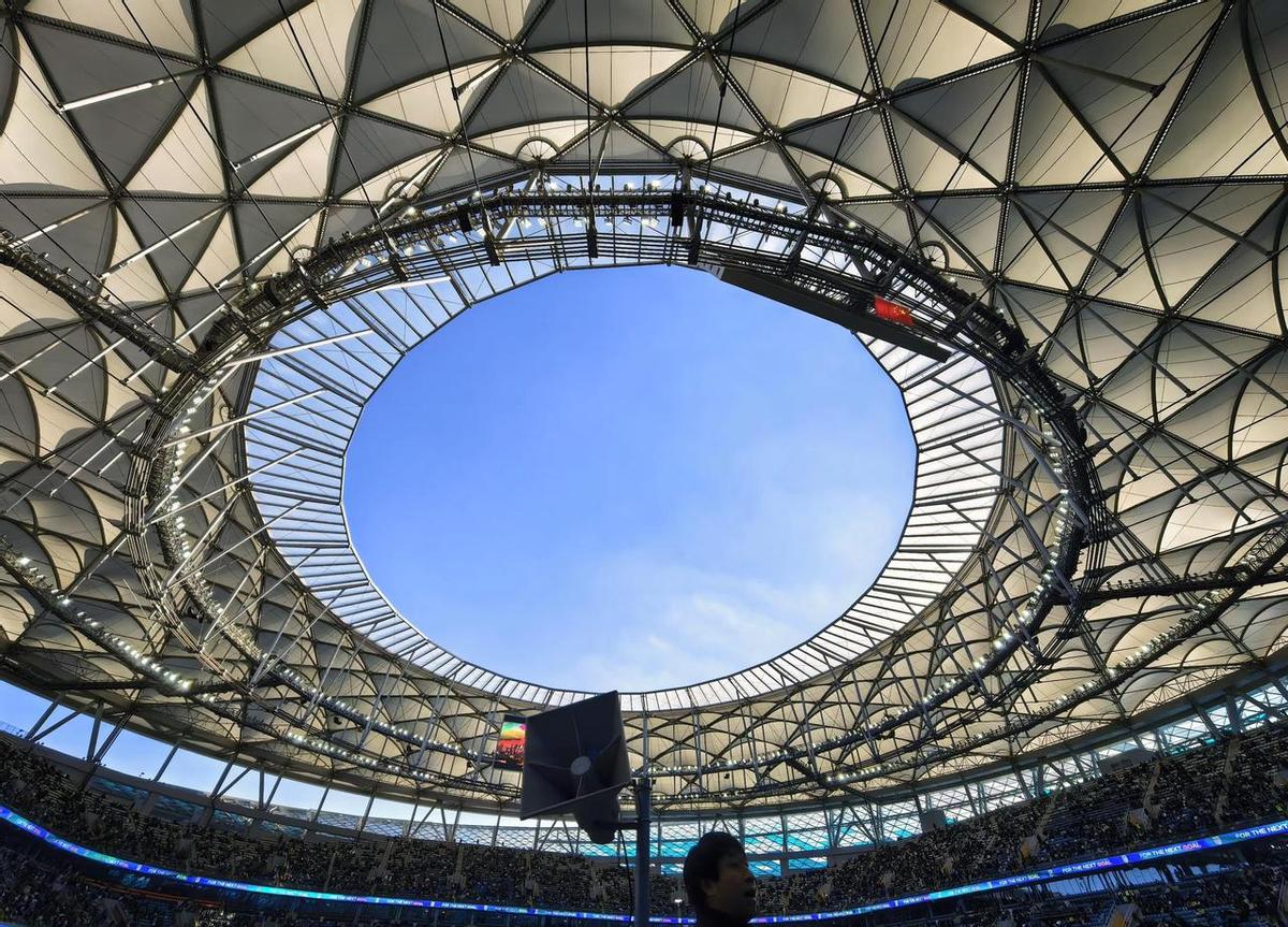 寒风里站满六万人，不是为了赢球，是不想失去周末。
那年他们说英博踢得丑，冲超没戏