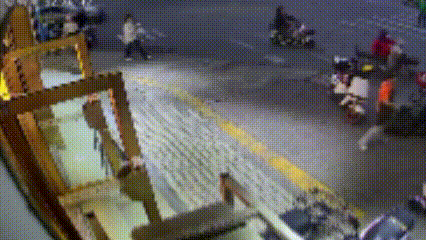 只要身处马路，或者在马路附近都要多注意安全！
这是昨天的监控视频，监控视频显示在