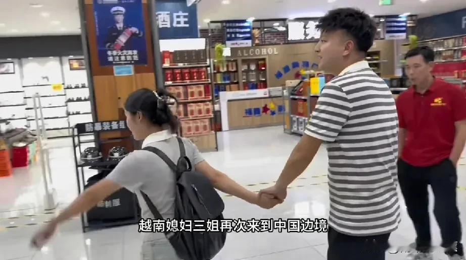 看了小松那么多视频，这一期终于看见小松和秋秋牵手的亲密举动了。这才是恋人本该有的