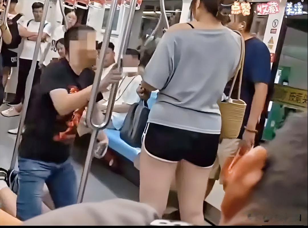 一男子在地铁站内摸一女子后被当众抓住，男子害怕此事被家人和单位知道后导致家庭破裂