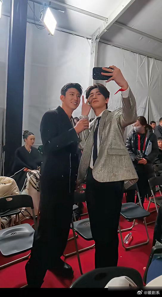 1米87的黄景瑜，也曾一顿干掉两碗红烧肉。 都羡慕他宽肩窄腰的身材，却不知他也吃