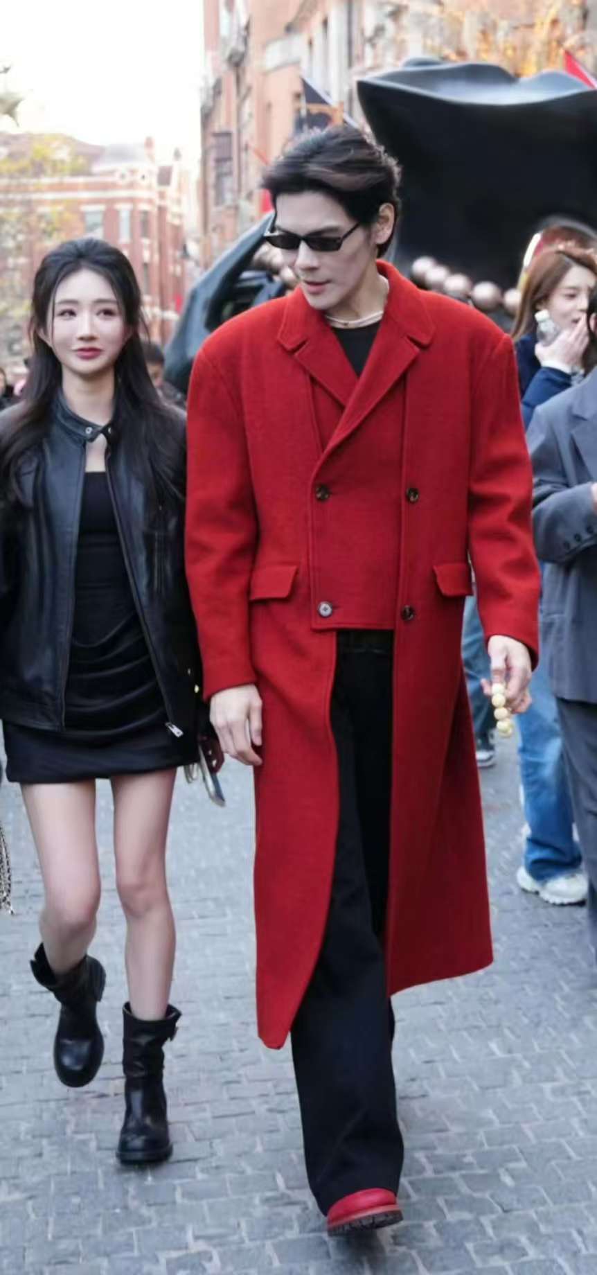 向佐偶遇了向佐 走在街头先看到向佐巨型广告牌，正想拍照，镜头一转，向佐本人就站在