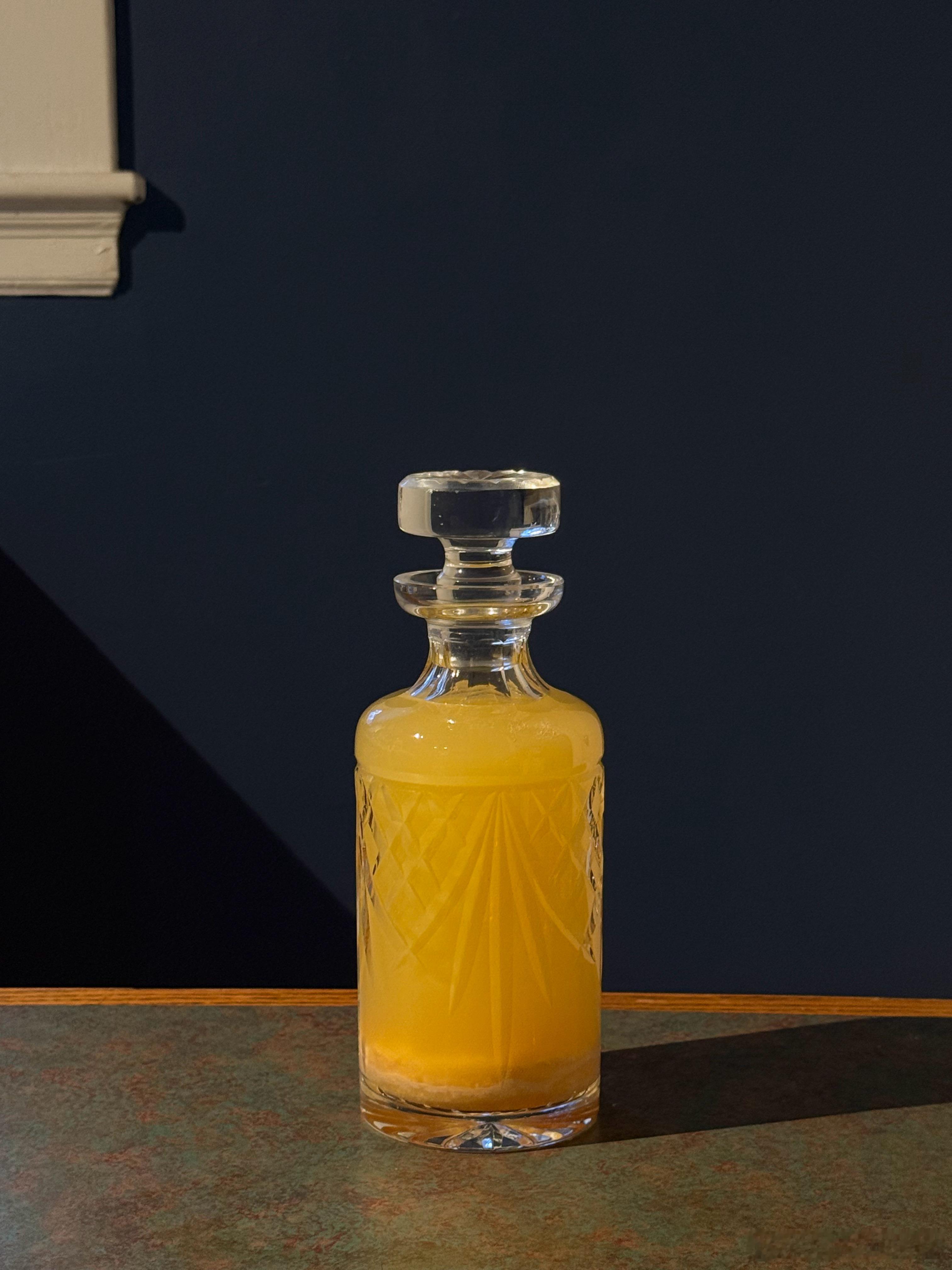 前段时间买了一袋小橘子，发现太酸，决定做成橘子酒。昨晚把发酵后的残渣滤掉装瓶，剩