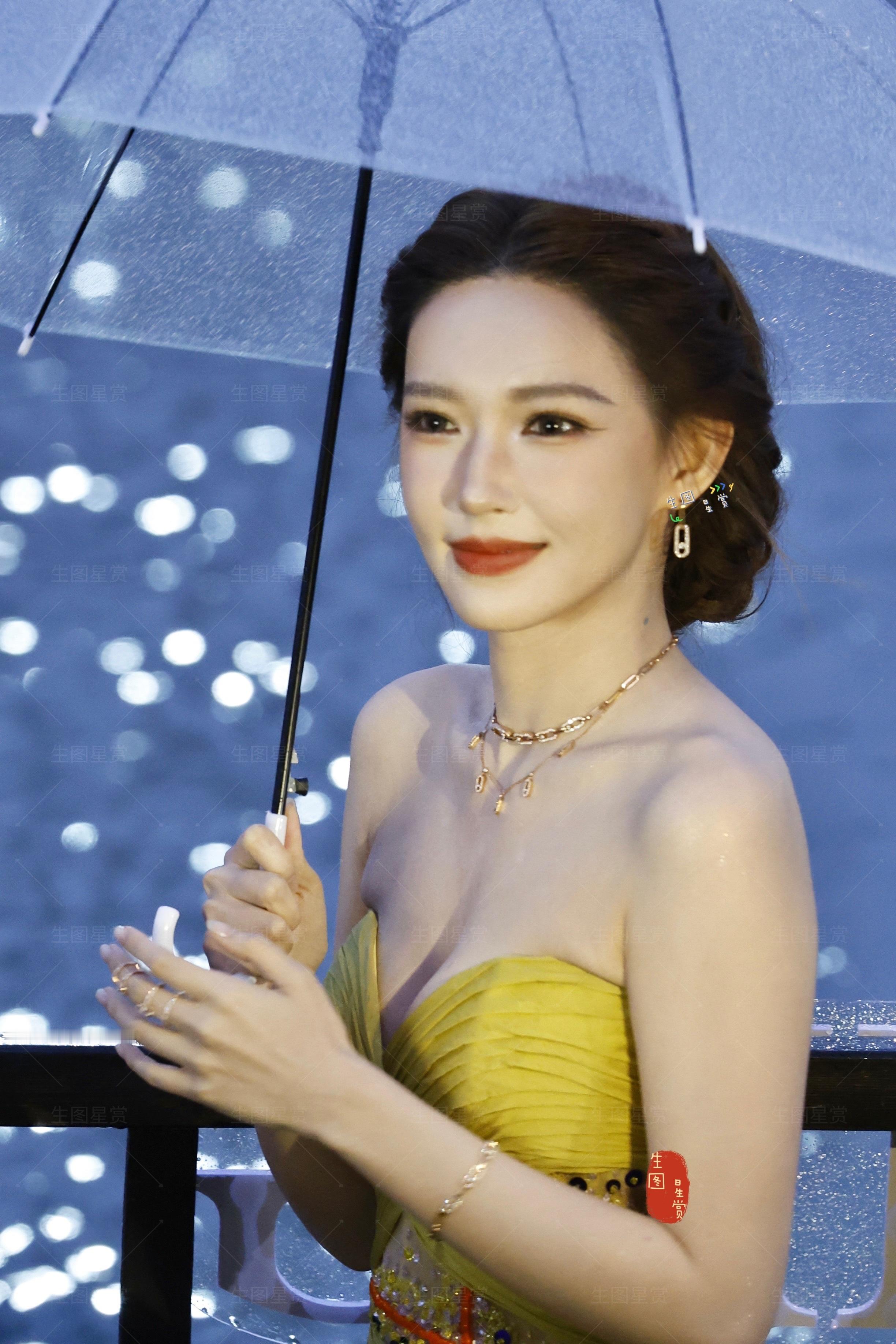程潇烟雨濛濛花船游，一副水墨名画呈现芭莎艺术年度美学盛典 濮院外拍程潇盘发造型程