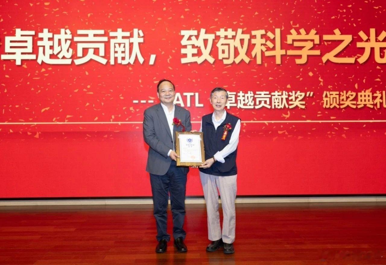 封面快讯6月12日，宁德时代为中国工程院院士、中国科学院物理研究所研究员陈立泉颁